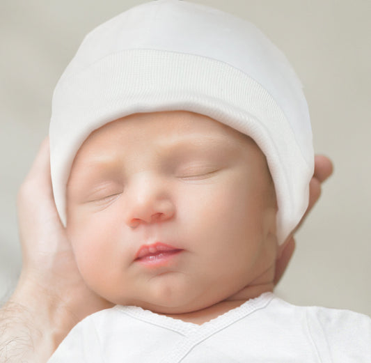 Bebé com Gorro Branco